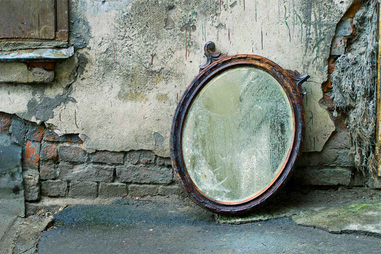 Почему занавешивают зеркала в доме покойника